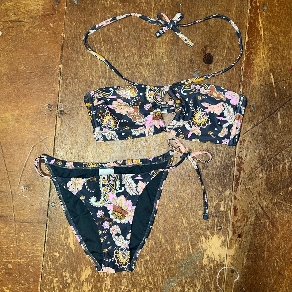 Floral pattern tie bikini